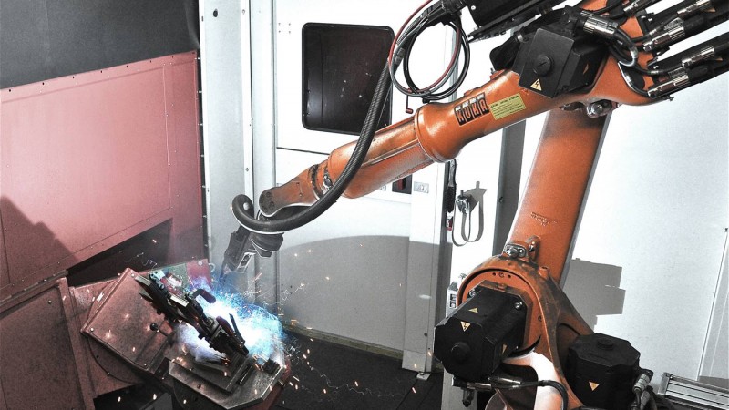 KUKAKR16机器人助力AL-KO公司焊接车辆组件